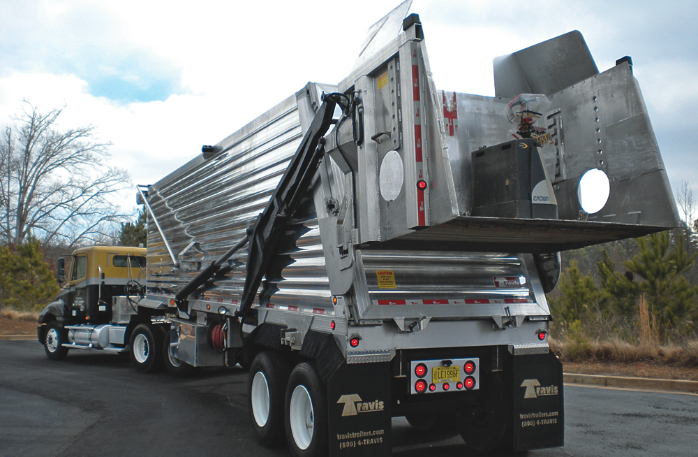 Travis Trailer’s Organics Trailer Tote Dumper is an all-aluminum, self-loading and unloading unit with a bucket that has 4,000 lbs lifting capacity. A battery-powered pallet jack — used to bring full containers of food waste to the truck — is transported in the bucket between stops.