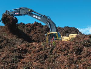 Wood and green waste is ground using a horizontal Peterson grinder. In addition to the fish waste compost, North Mason Fiber sells a green waste-based compost. Both product lines are certified organic.