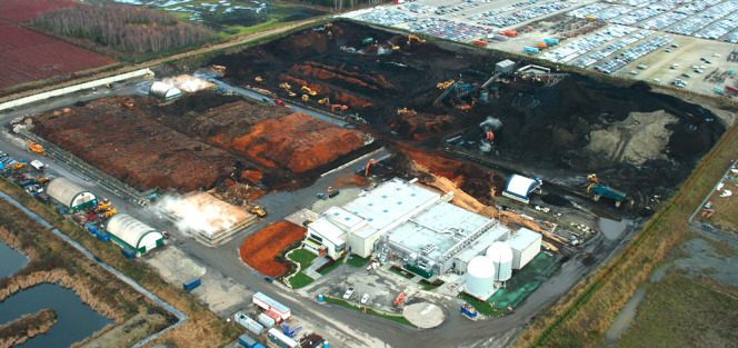 Harvest Power’s Energy Garden and Composting Facility in Richmond, British Columbia began operating as an integrated AD and composting facility in 2012. Previously, the facility was only composting. The digester (lower right of photo) processes over 20,000 tons/year of food waste. 