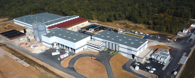 SMET 71’s anaerobic digestion and composting facility (left) is receiving mixed household waste, about half of which is comprised of organics.