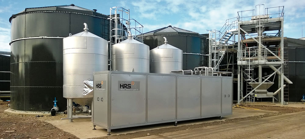 A 3-tank pasteurization system with tube-in-tube heat exchangers facilitates final treatment of the digestate, used as a biofertilizer.