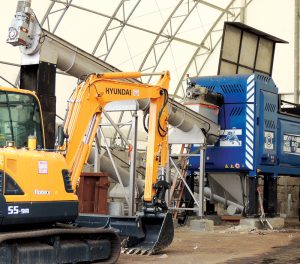 Tiger HS640 has vertical mill with package-lacerating feed screw augers, followed by bolt-on paddles to remove food waste, which gets pressed through punch-plate screen.